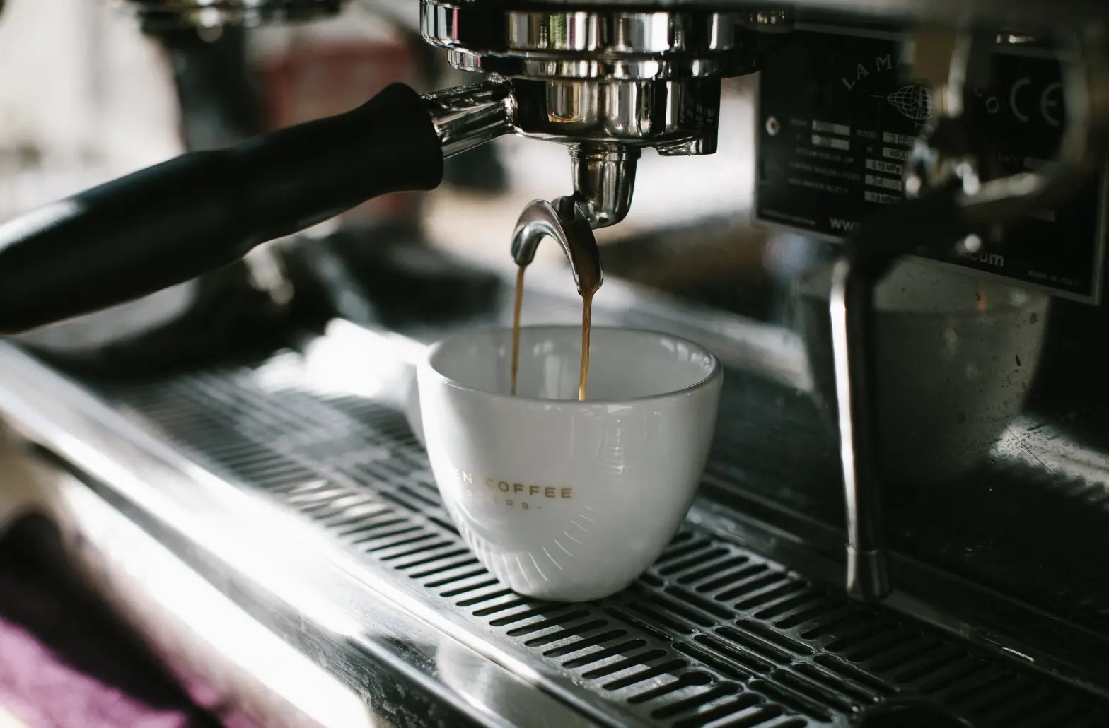 espresso machine pouring in 1 cup